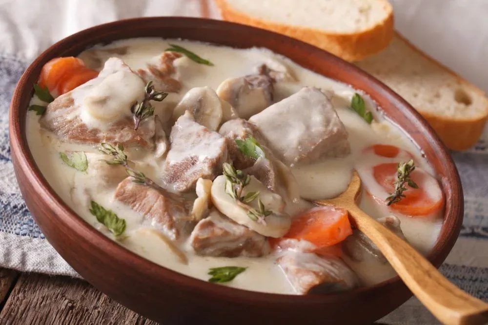 Blanquette de veau traditionnelle, viande fondante et sauce crémeuse aux champignons et carottes