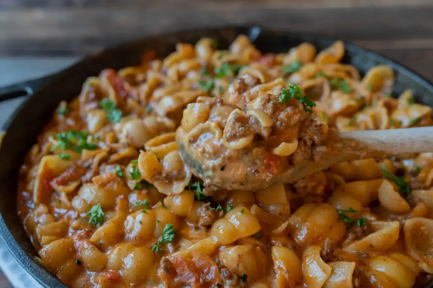 Pâtes one-pot aux oignons fondus, cuites et servies dans une seule poêle